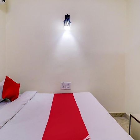 Hotel O Rs Hotels Near Pitampura Metro Delhi  Exteriör bild