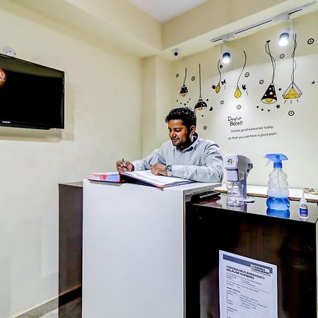 Hotel O Rs Hotels Near Pitampura Metro Delhi  Exteriör bild