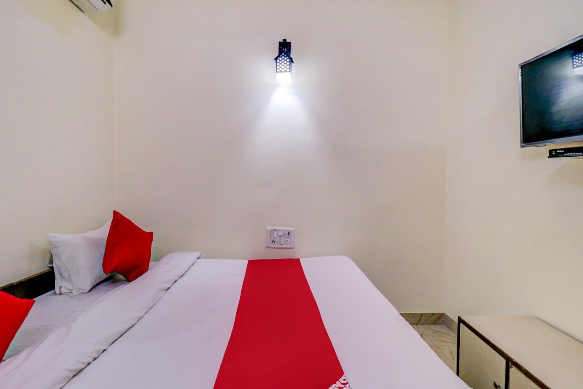Hotel O Rs Hotels Near Pitampura Metro Delhi  Exteriör bild