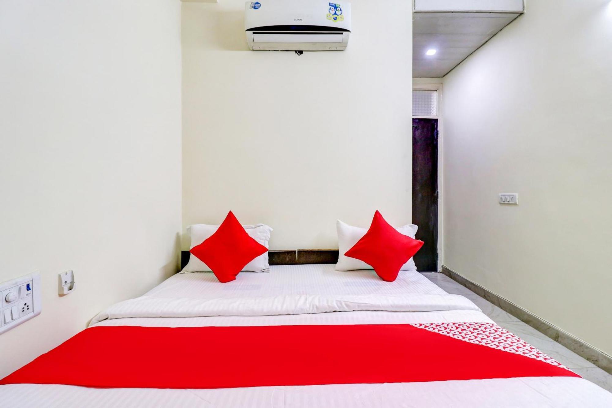 Hotel O Rs Hotels Near Pitampura Metro Delhi  Exteriör bild