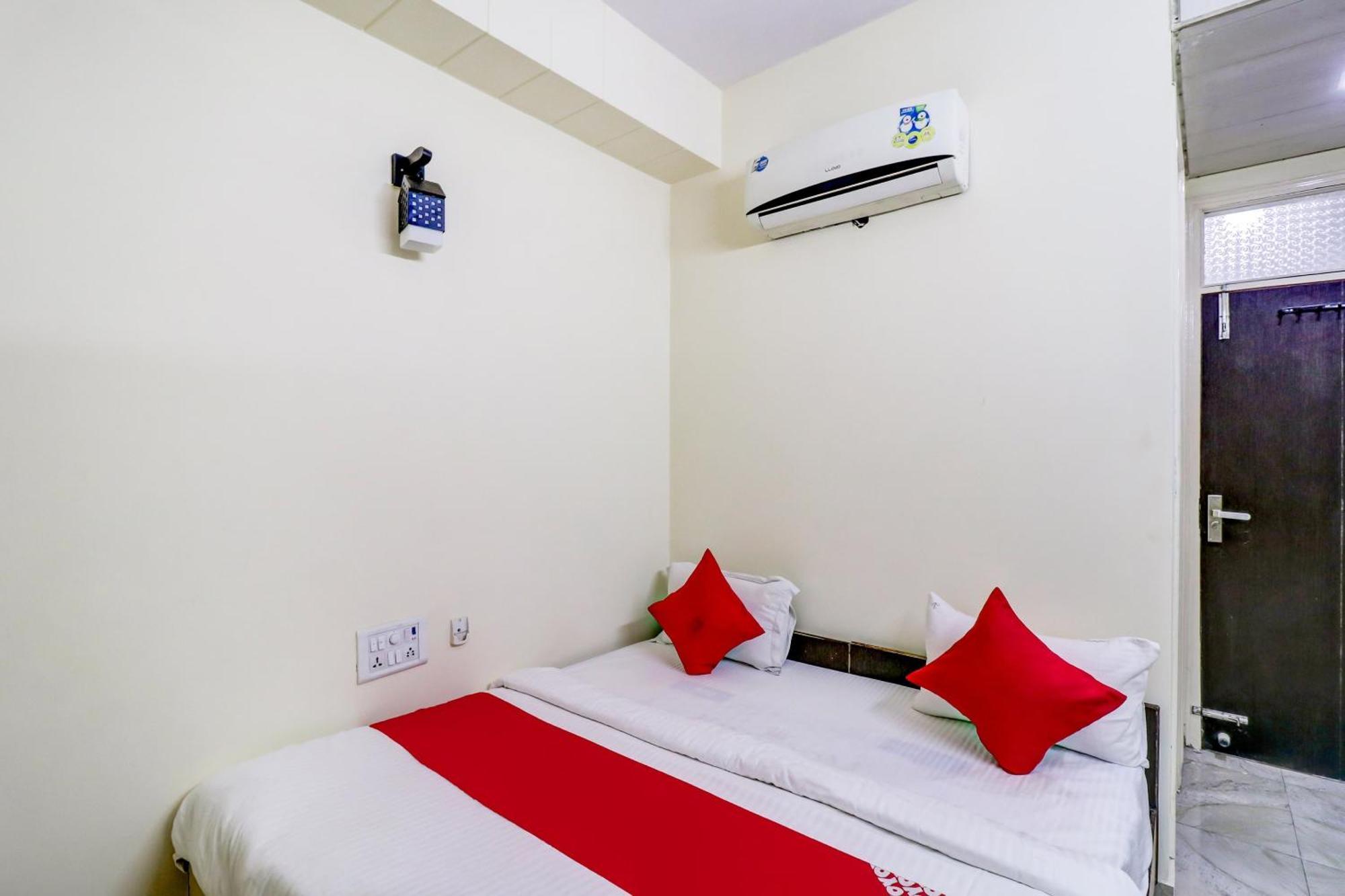 Hotel O Rs Hotels Near Pitampura Metro Delhi  Exteriör bild