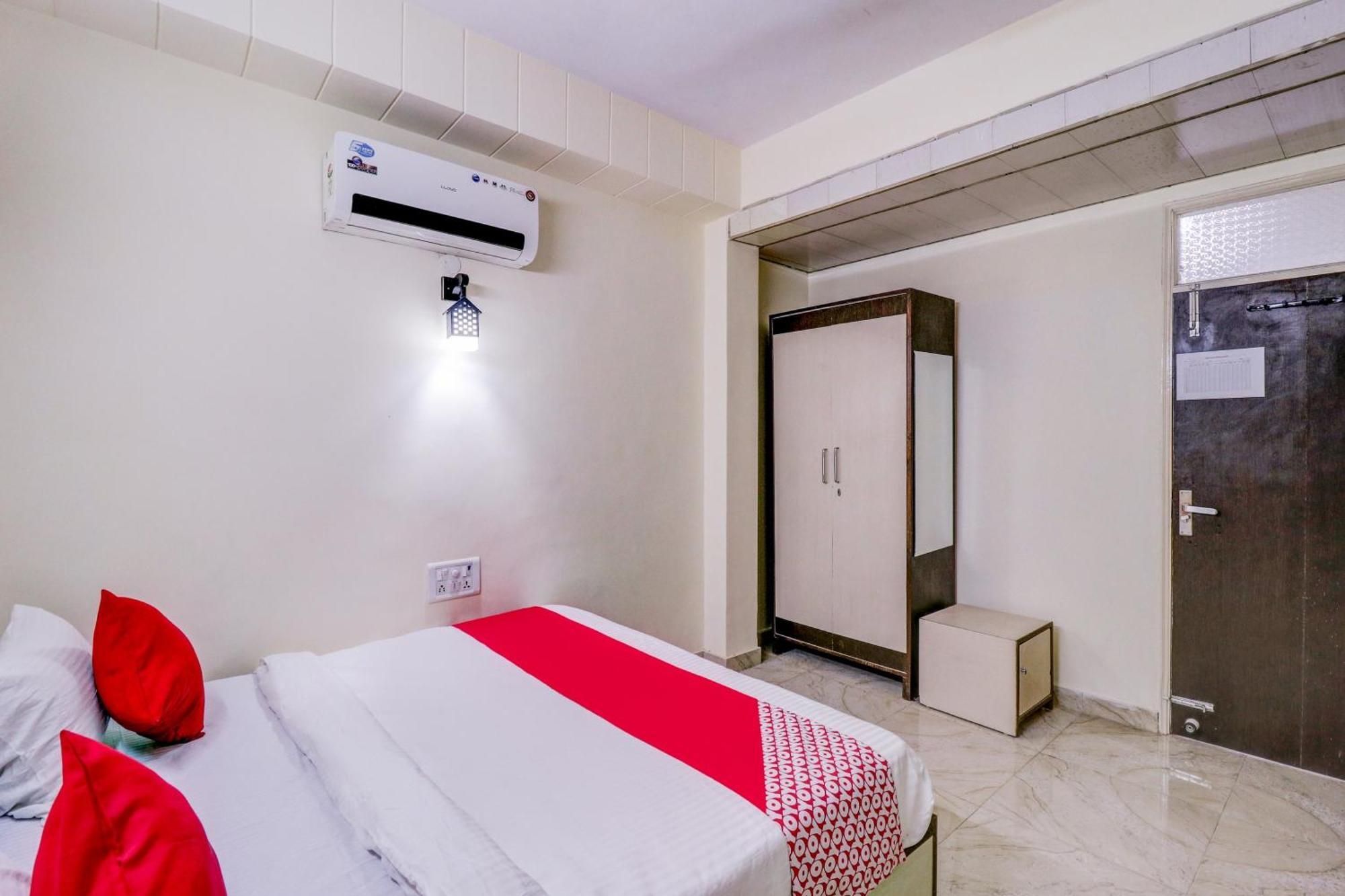 Hotel O Rs Hotels Near Pitampura Metro Delhi  Exteriör bild