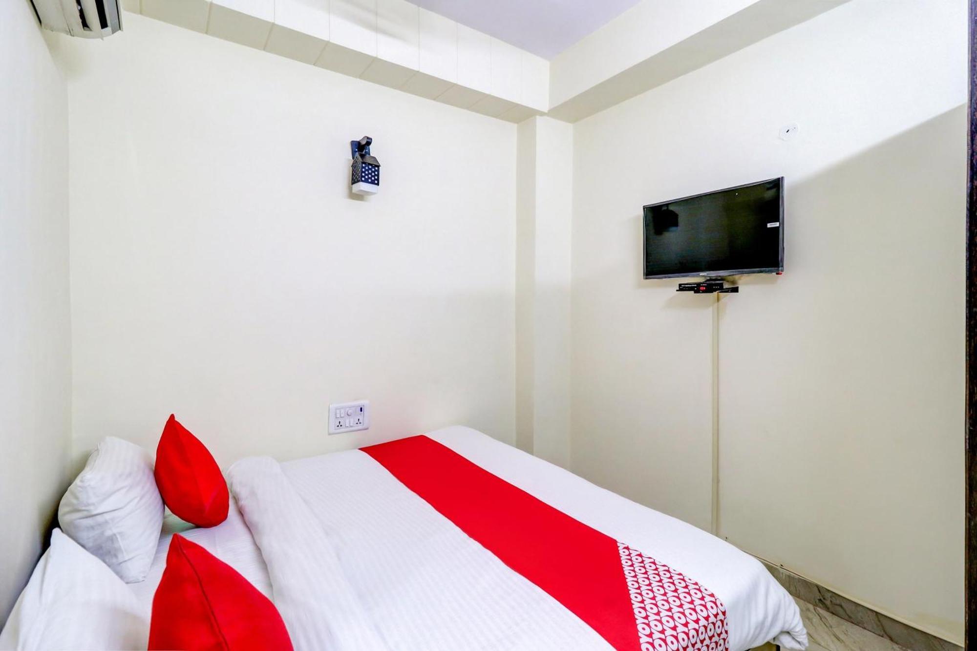 Hotel O Rs Hotels Near Pitampura Metro Delhi  Exteriör bild