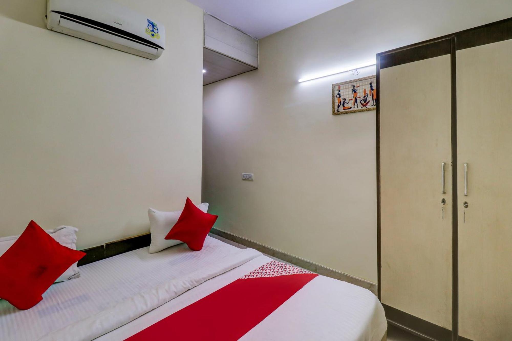 Hotel O Rs Hotels Near Pitampura Metro Delhi  Exteriör bild