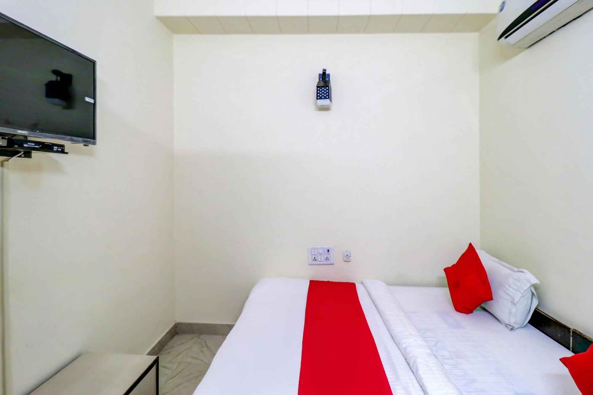 Hotel O Rs Hotels Near Pitampura Metro Delhi  Exteriör bild