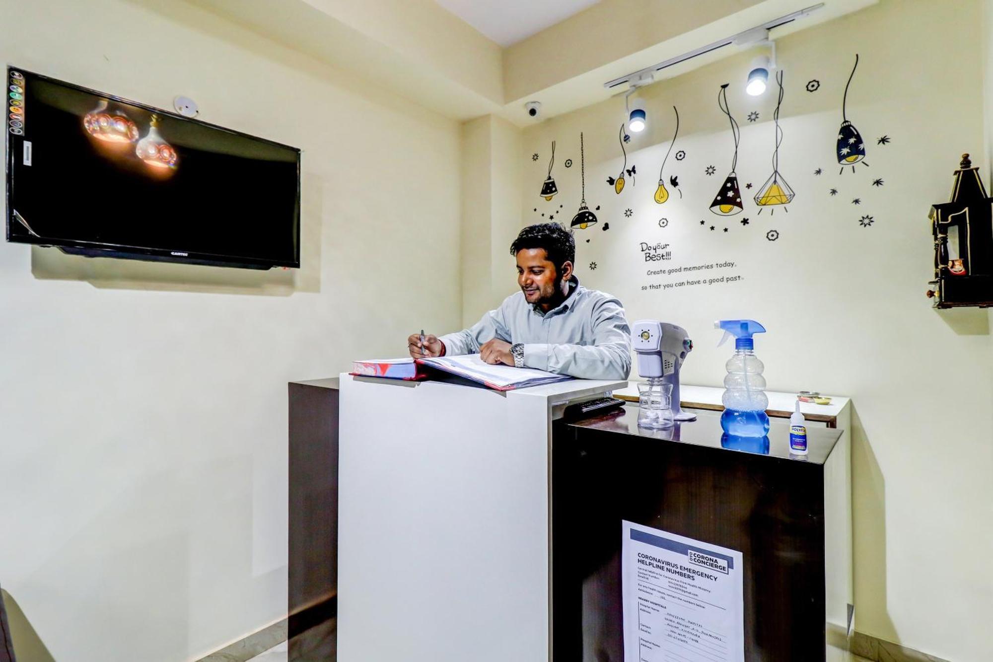 Hotel O Rs Hotels Near Pitampura Metro Delhi  Exteriör bild
