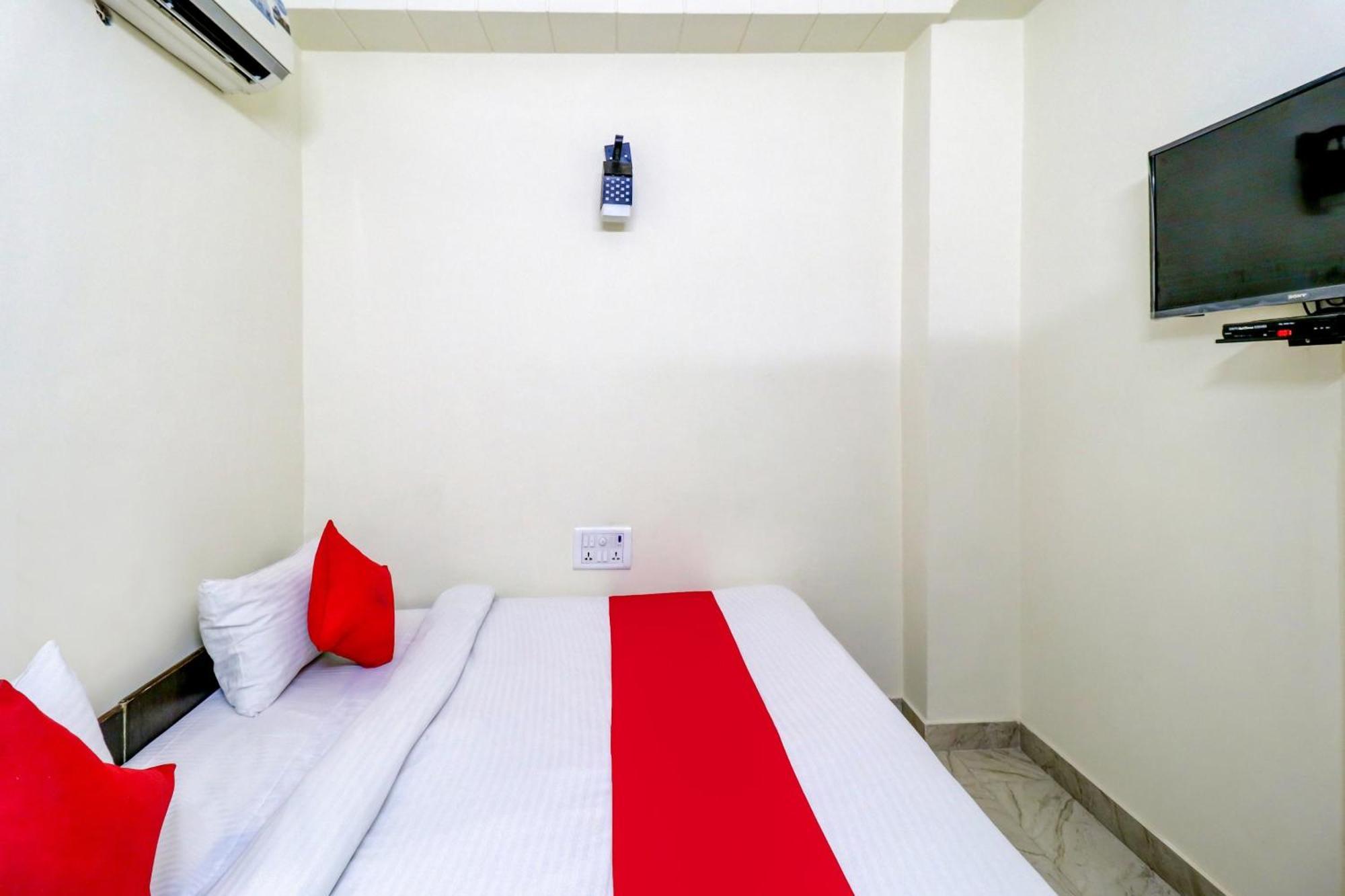 Hotel O Rs Hotels Near Pitampura Metro Delhi  Exteriör bild