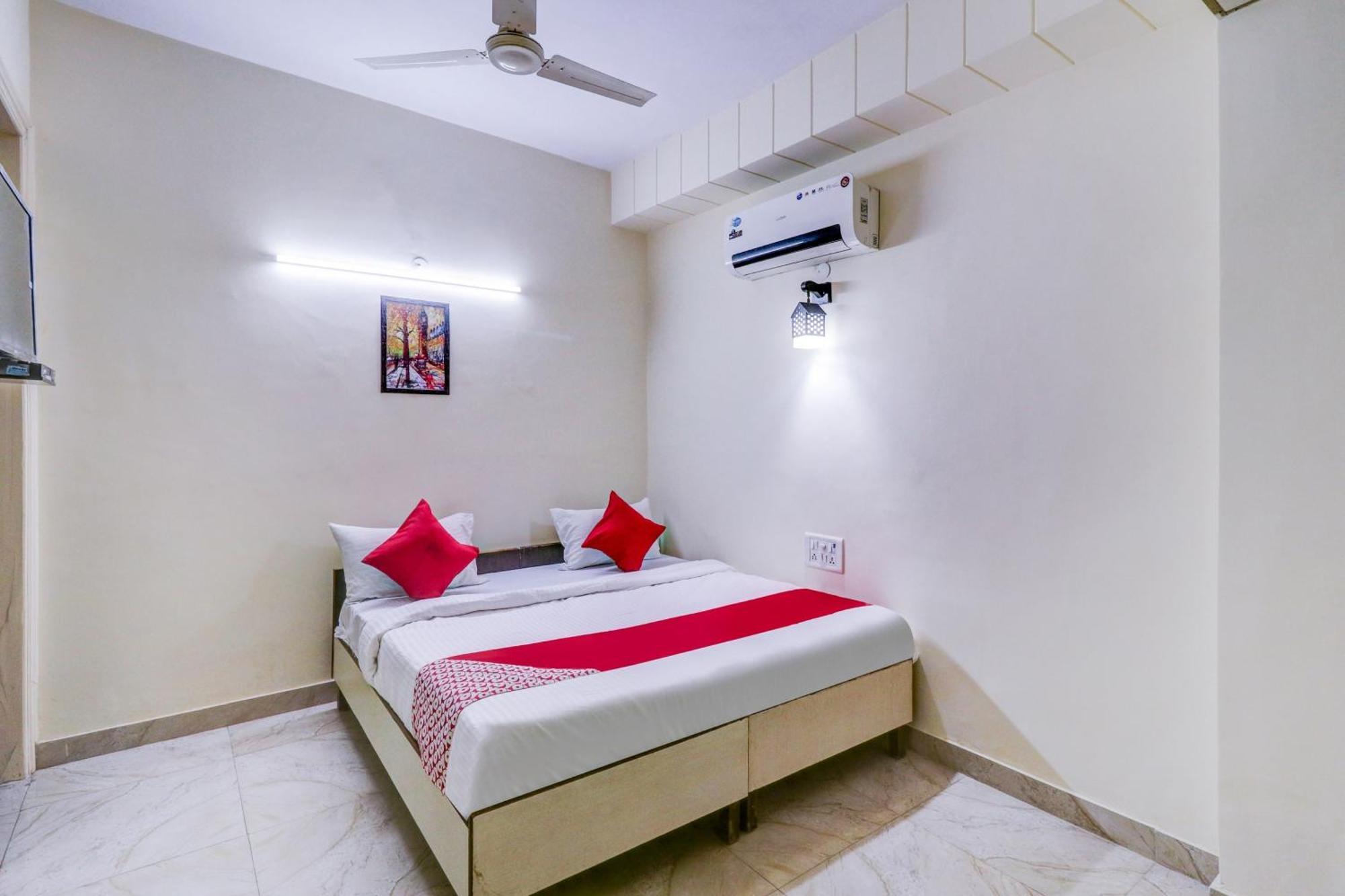 Hotel O Rs Hotels Near Pitampura Metro Delhi  Exteriör bild