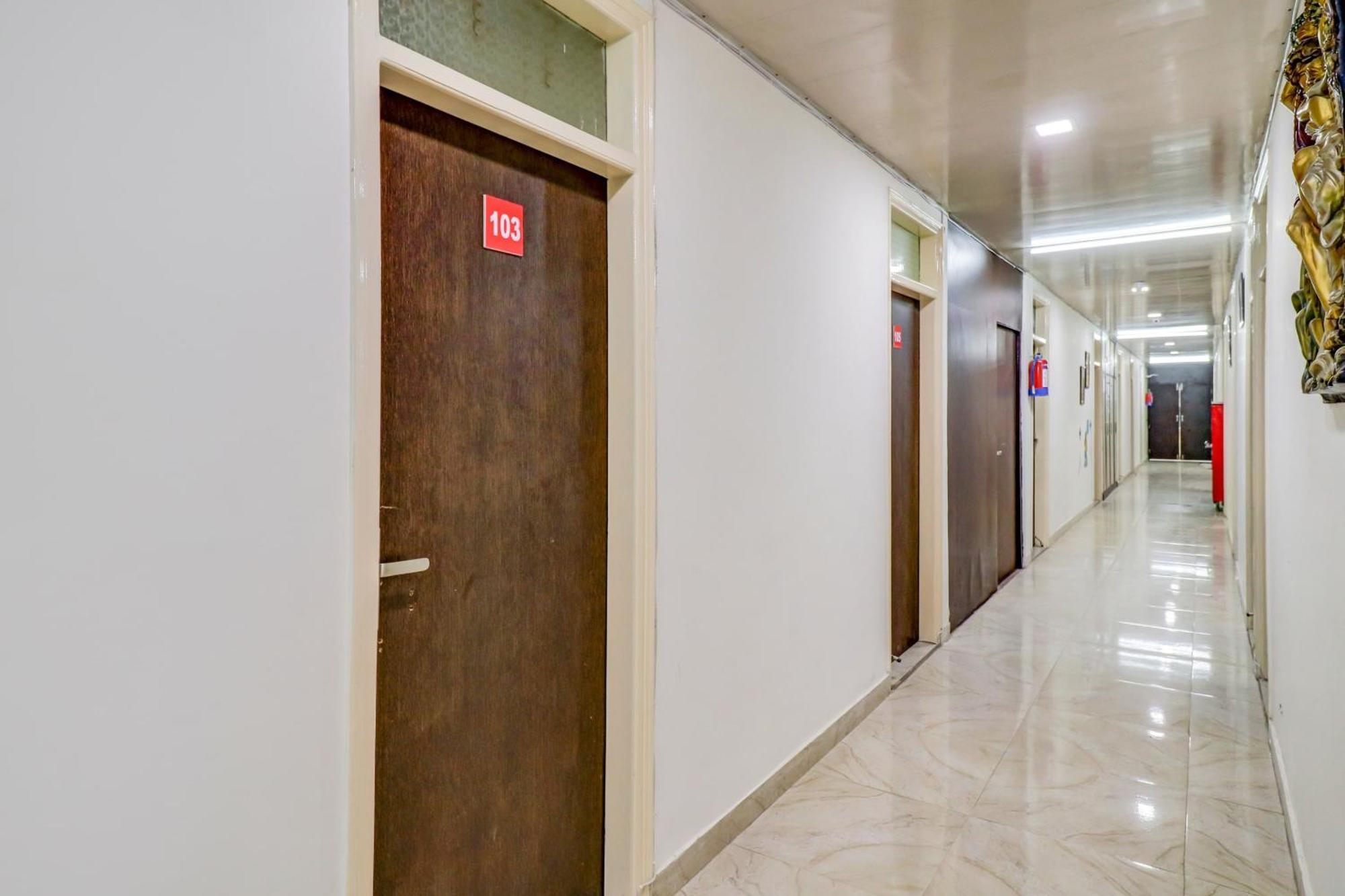 Hotel O Rs Hotels Near Pitampura Metro Delhi  Exteriör bild