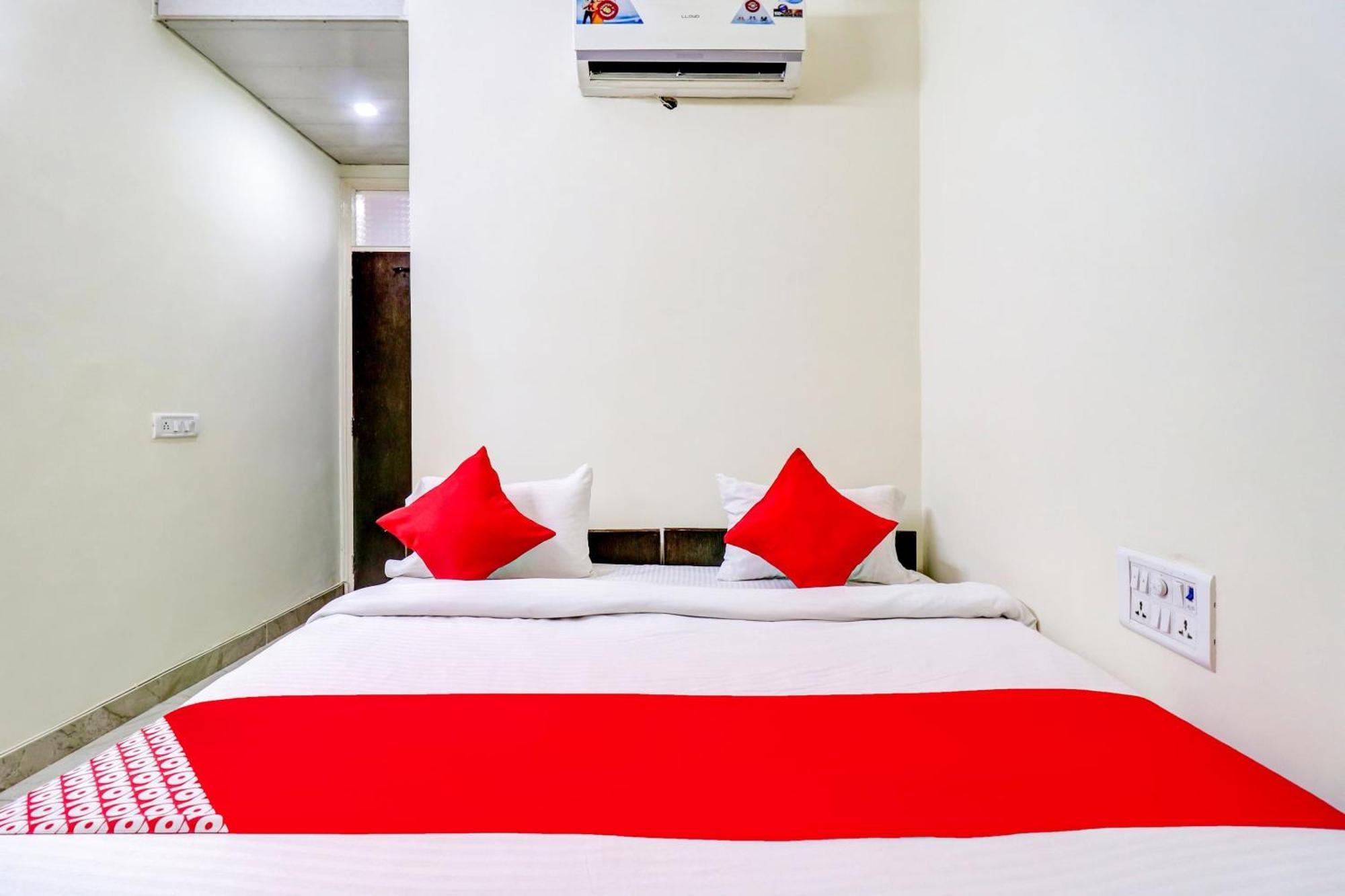 Hotel O Rs Hotels Near Pitampura Metro Delhi  Exteriör bild