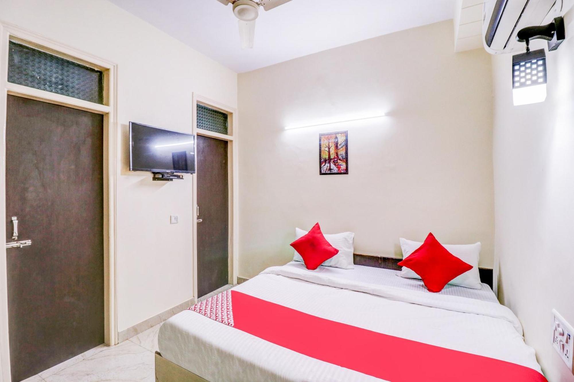 Hotel O Rs Hotels Near Pitampura Metro Delhi  Exteriör bild