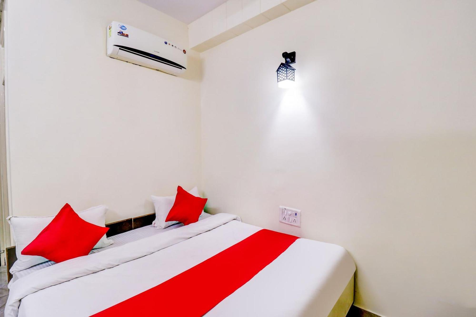 Hotel O Rs Hotels Near Pitampura Metro Delhi  Exteriör bild