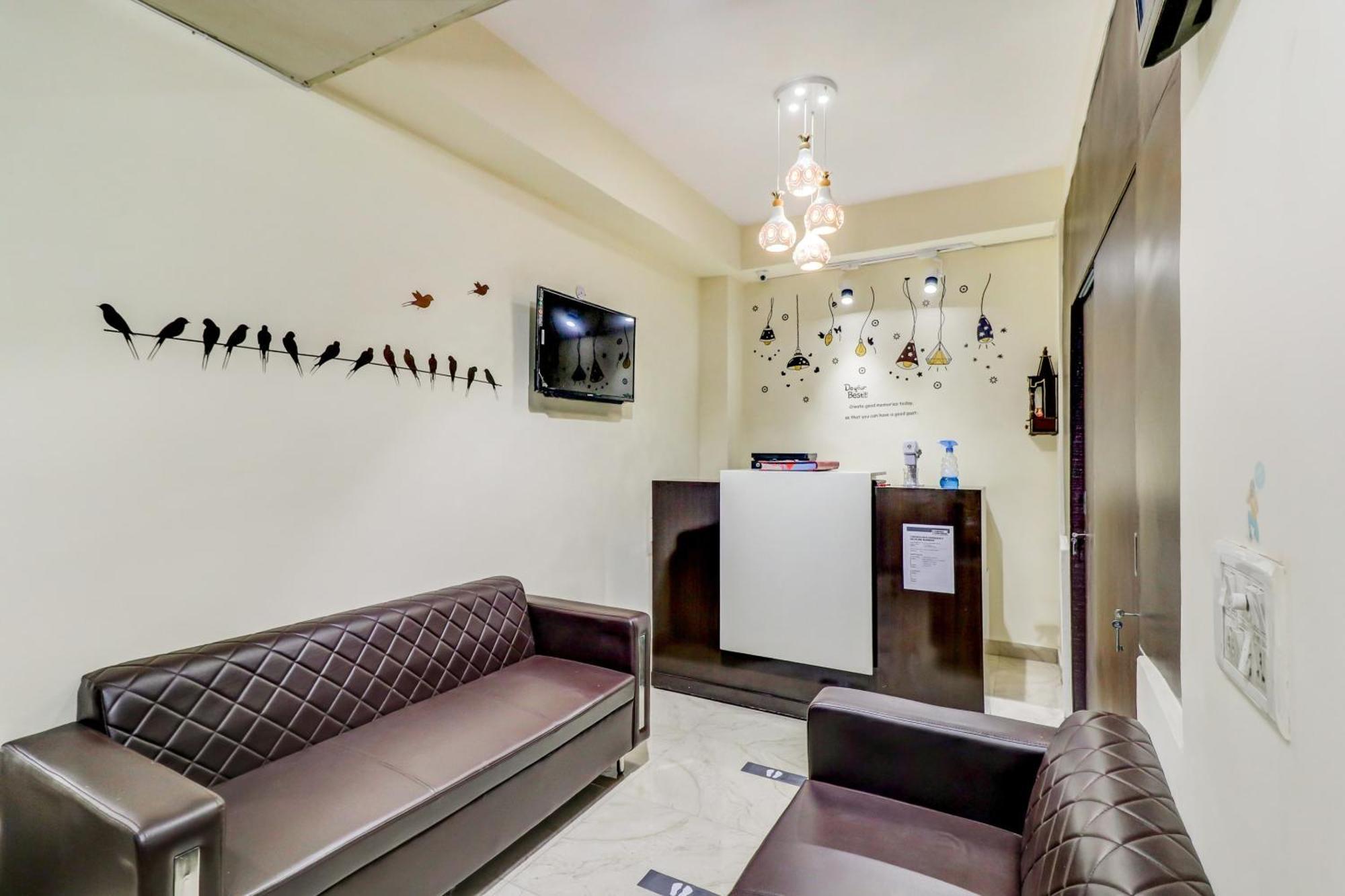 Hotel O Rs Hotels Near Pitampura Metro Delhi  Exteriör bild