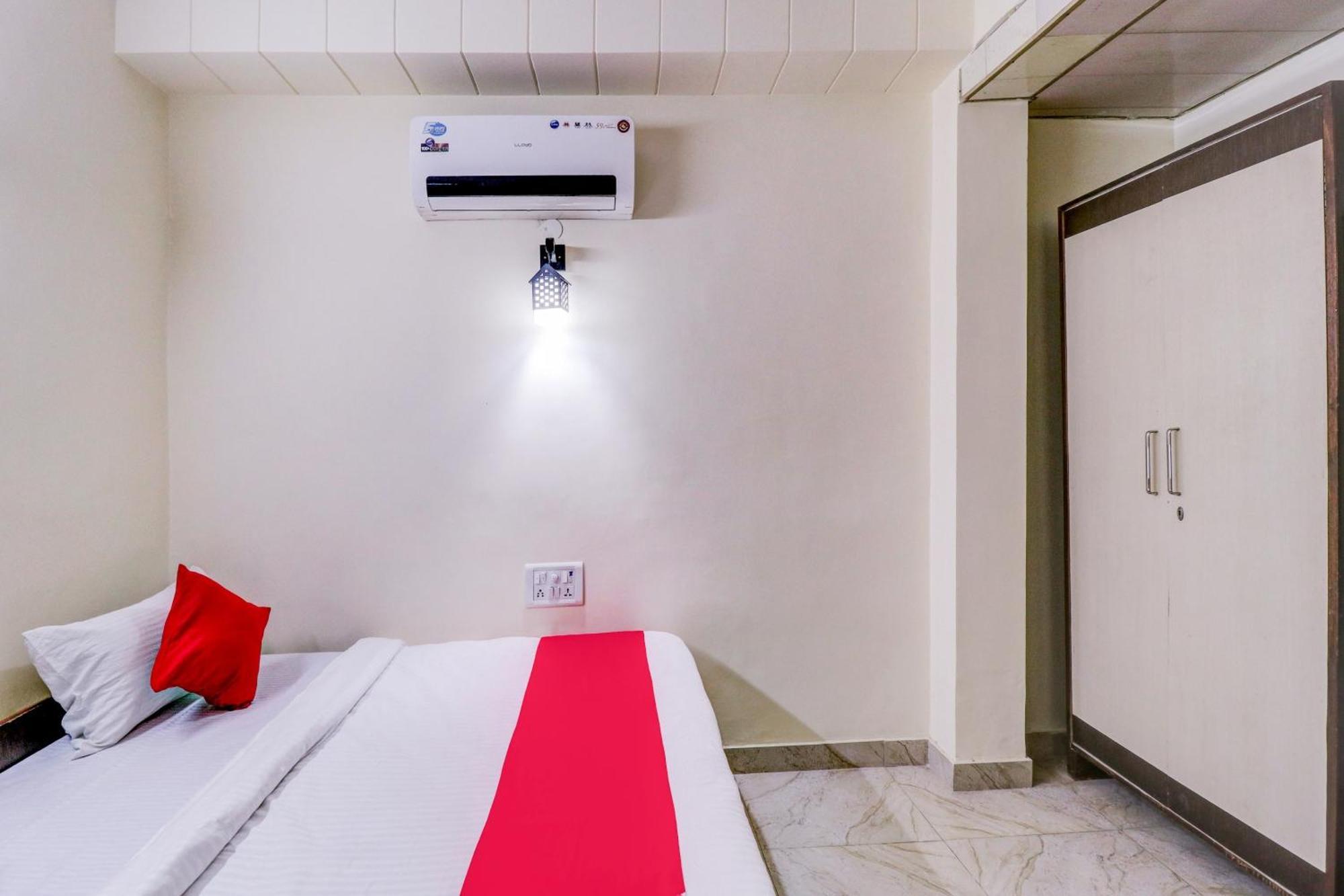 Hotel O Rs Hotels Near Pitampura Metro Delhi  Exteriör bild