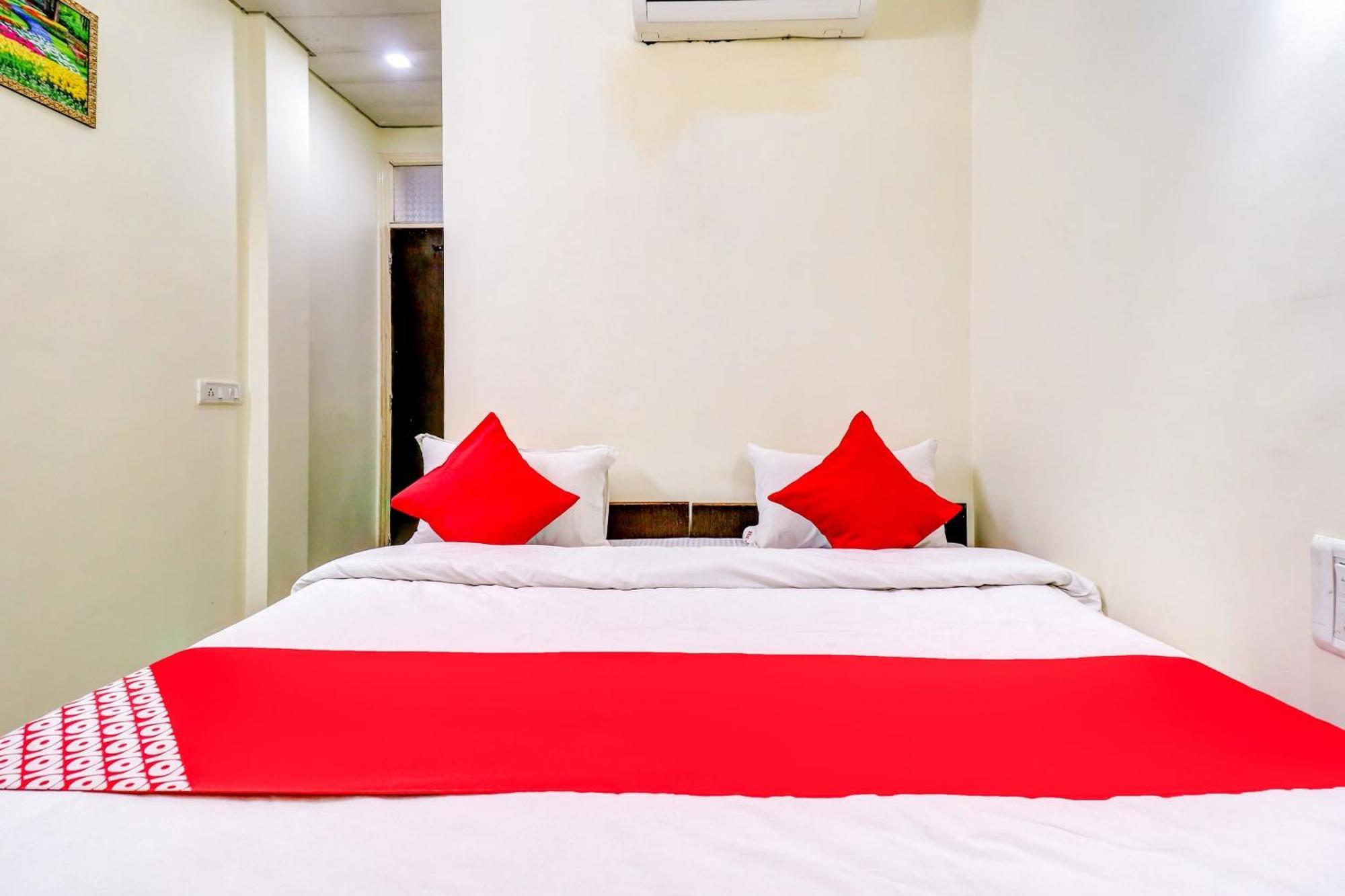 Hotel O Rs Hotels Near Pitampura Metro Delhi  Exteriör bild
