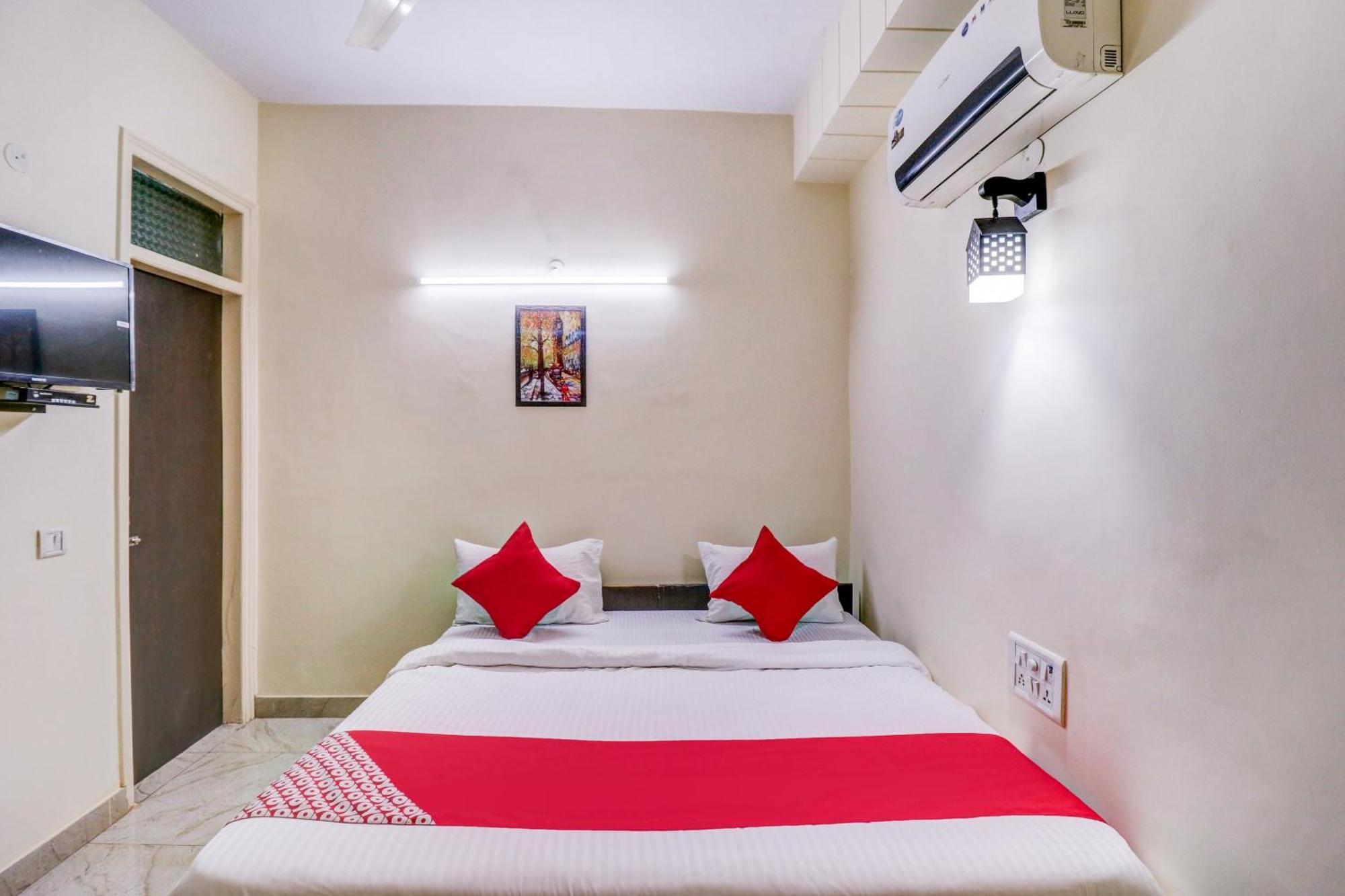 Hotel O Rs Hotels Near Pitampura Metro Delhi  Exteriör bild