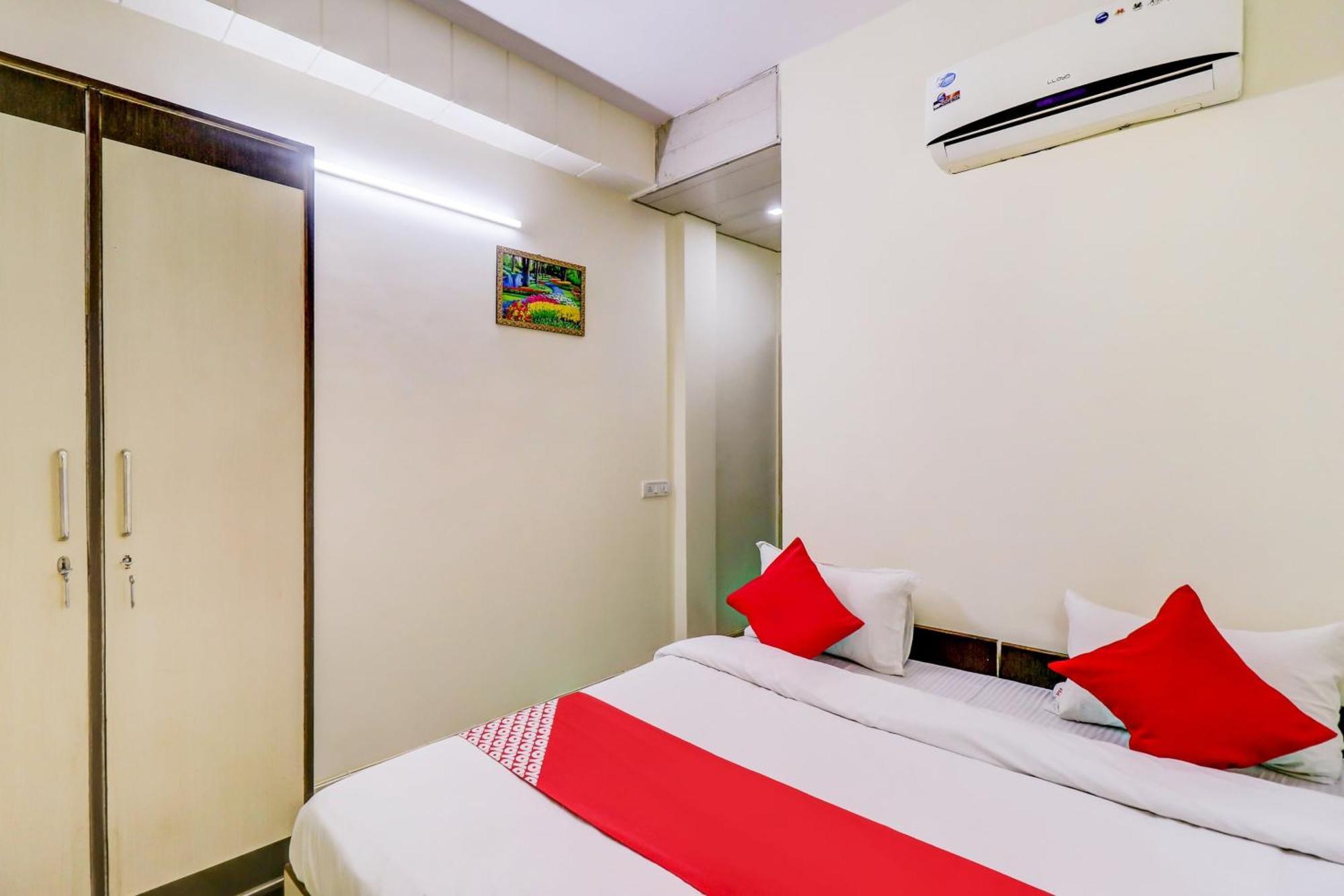 Hotel O Rs Hotels Near Pitampura Metro Delhi  Exteriör bild