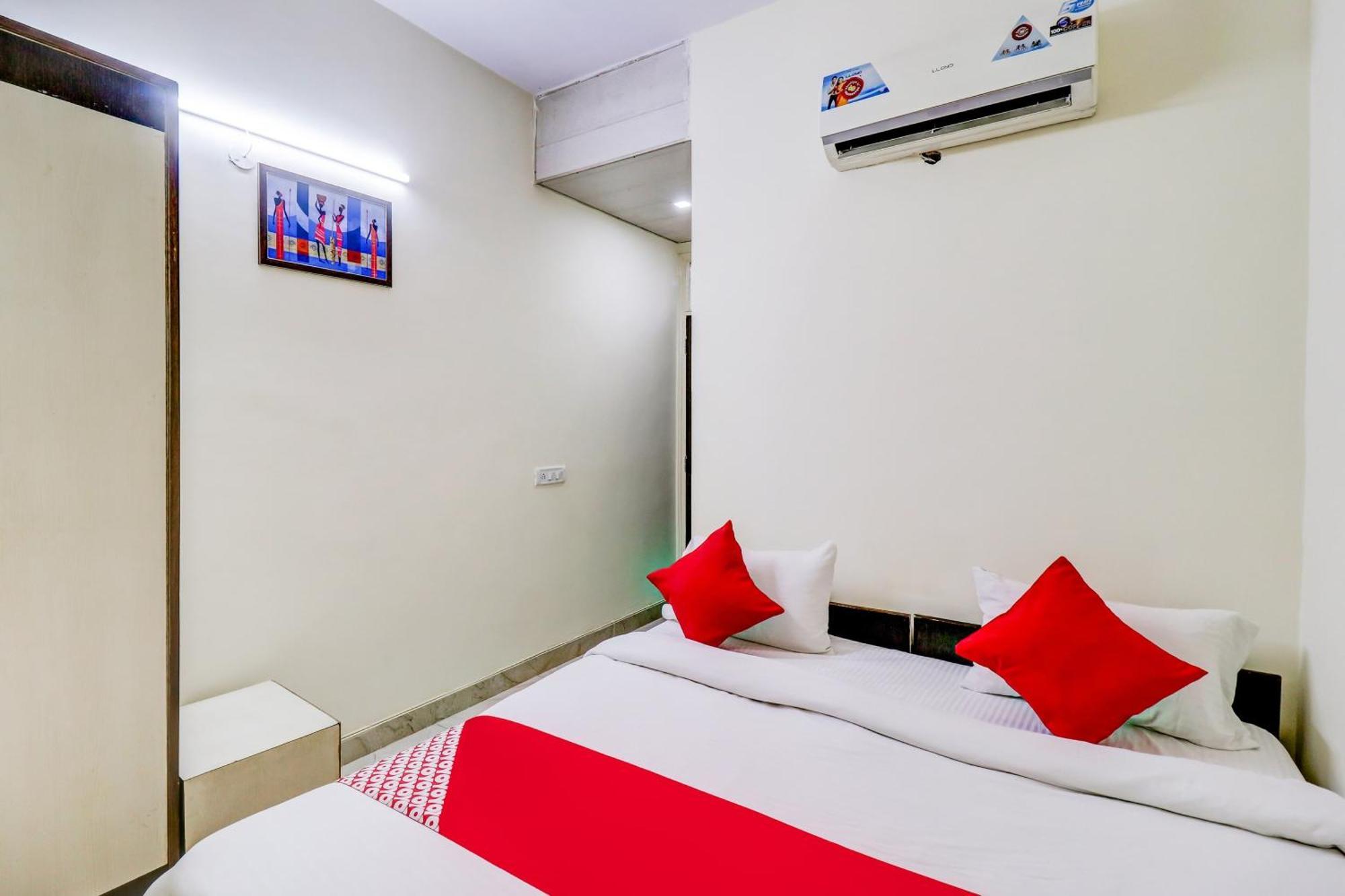 Hotel O Rs Hotels Near Pitampura Metro Delhi  Exteriör bild