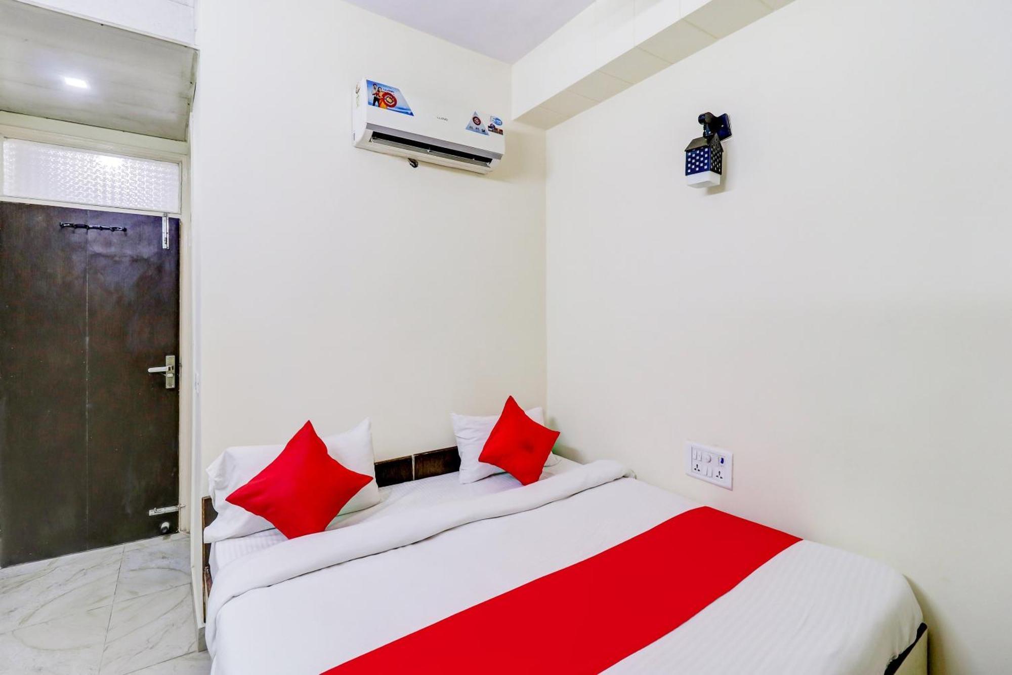 Hotel O Rs Hotels Near Pitampura Metro Delhi  Exteriör bild