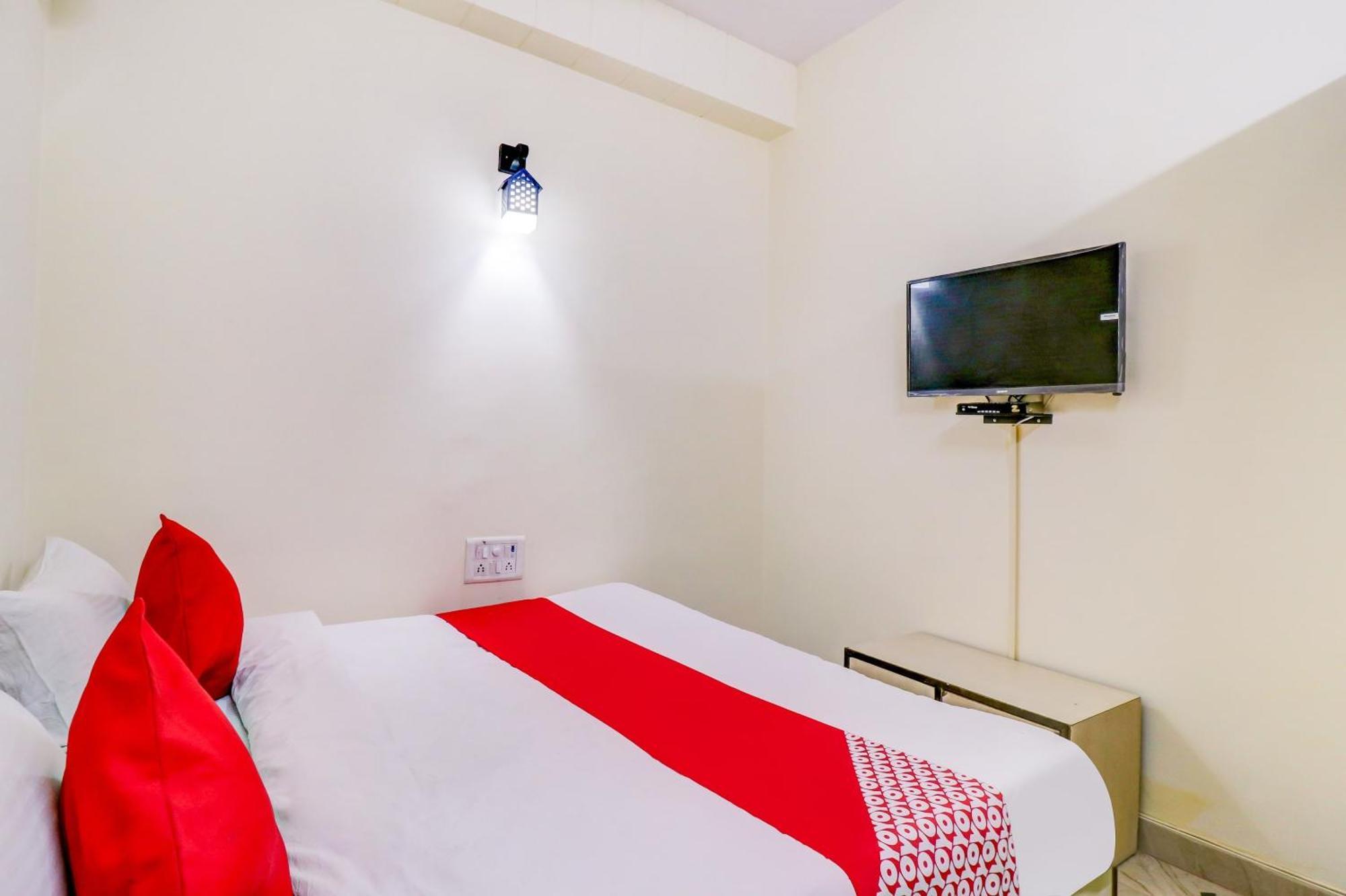 Hotel O Rs Hotels Near Pitampura Metro Delhi  Exteriör bild
